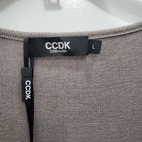 CCDK Copenhagen Silver Metallic Slinky Twist Front V-Neck Sheath Dress NWT‎ Sz L - Picture 3 of 5